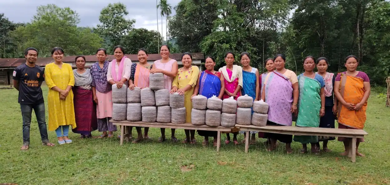 কাৰ্বি গাঁওবাসীক কাঠফুলা খেতিৰ প্ৰশিক্ষণ প্ৰদান আৰণ্যকৰ