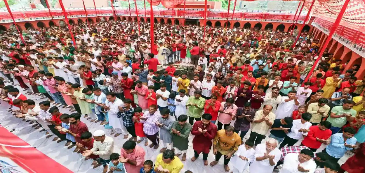 লক্ষ্ণৌৰ এটা মছজিদত ঈদ-ই-গাদীৰ উপলক্ষে নামাজ আগবঢ়োৱাৰ দৃশ্য