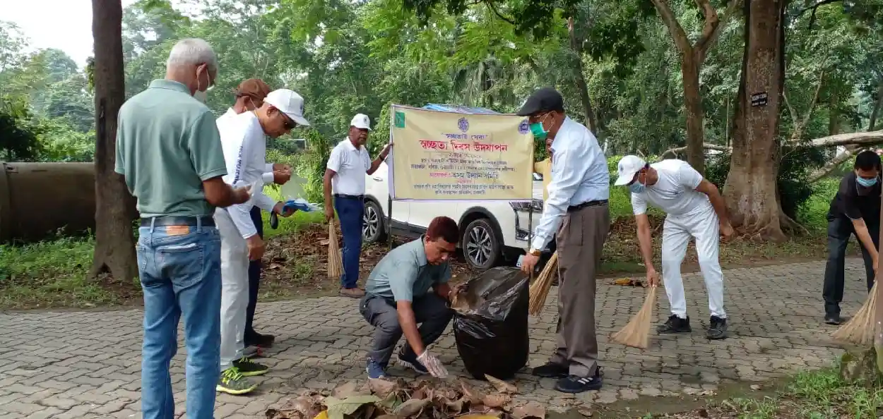 গুৱাহাটী অন্ধ উচ্চ মাধ্যমিক বিদ্যালয়ত চাফাই অভিযানৰ এক দৃশ্য