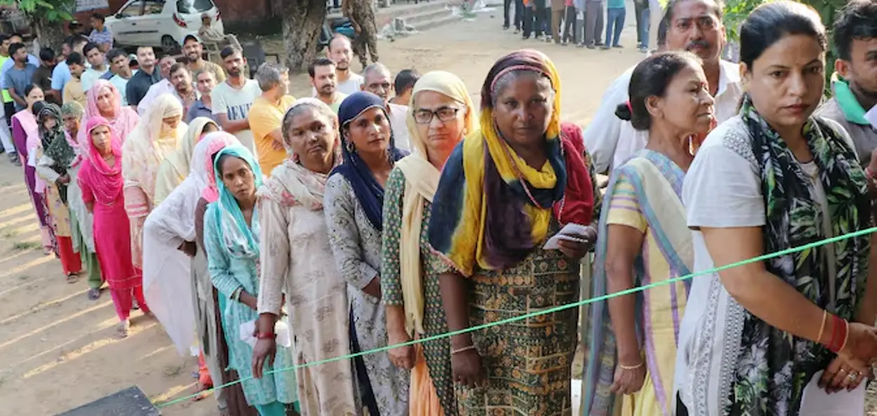 জম্মু-কাশ্মীৰৰ বিধানসভা নিৰ্বাচনত ভোটদানৰ বাবে শাৰী পাতিছে স্থানীয় জনসাধাৰণে