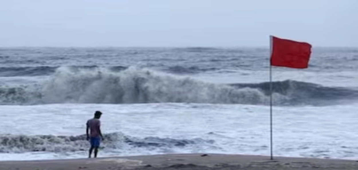 ভয়ংকৰ ৰূপত আহি আছে সাগৰীয় ঘূৰ্ণী ‘ডেনা