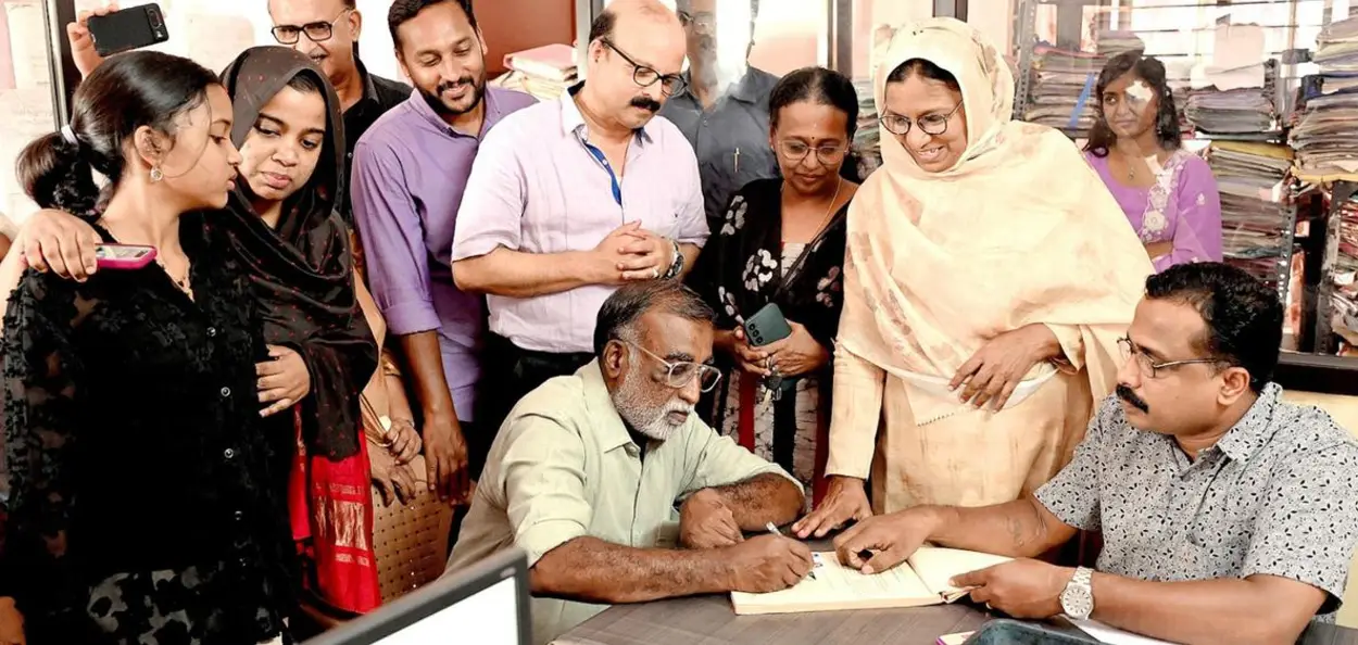 বিশেষ বিবাহ আইনৰ অধীনত বিবাহ পঞ্জীয়ন কৰাৰ মুহূৰ্তত মুছলমান দম্পতী নেজু আৰু ইছমাইল 