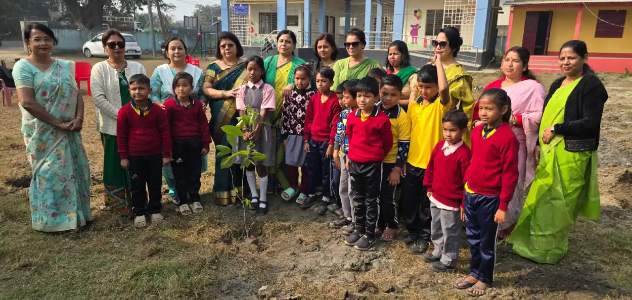 আমিনগাঁৱৰ লাচিত শিশু প্ৰাথমিক বিদ্যালয় প্ৰাংগনত বৃক্ষৰোপণৰ এক দৃশ্য